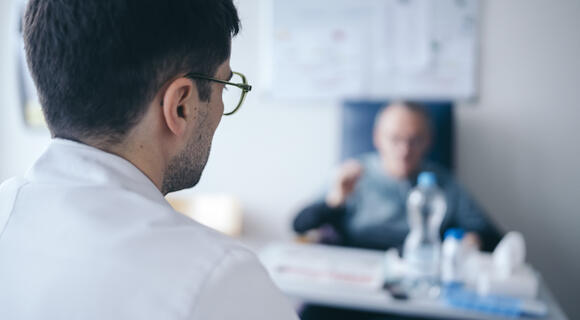 Médecin assistant et patient