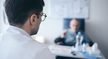 Médecin assistant et patient