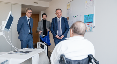 Philipp Müller rend visite à un patient de l'HFR